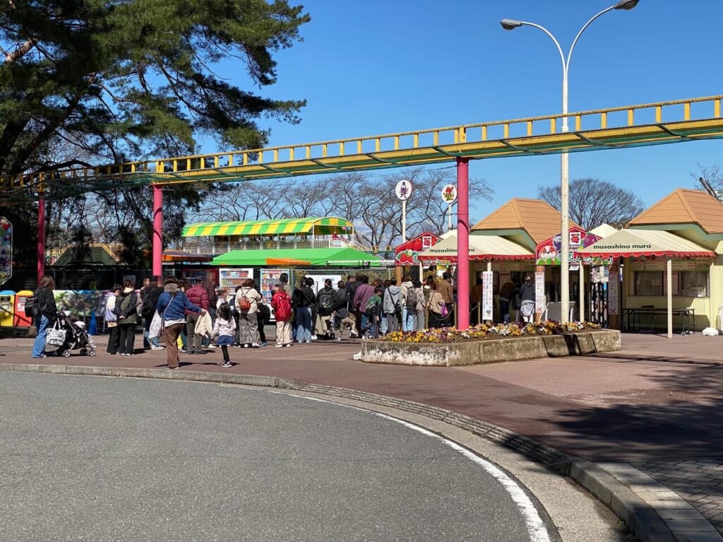 たくさんの来園客で賑わうむさしの村の入園口