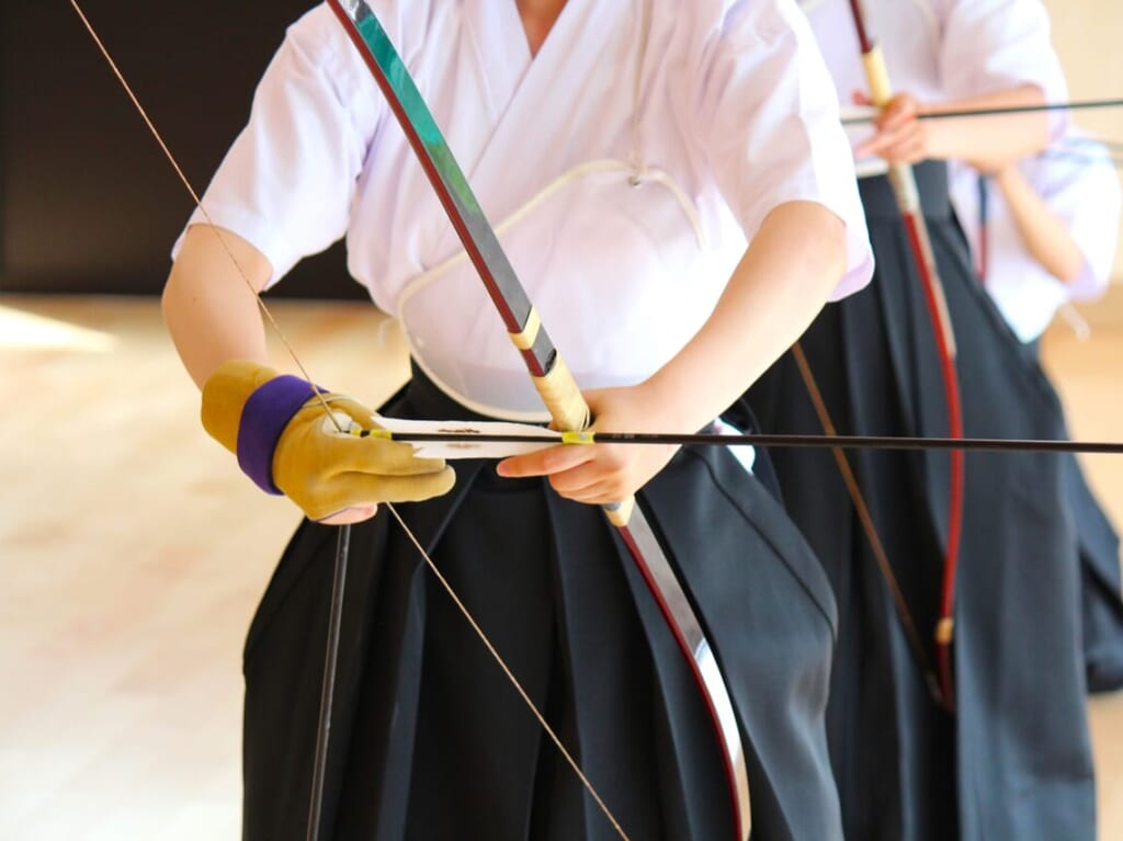 弓道をしている女性