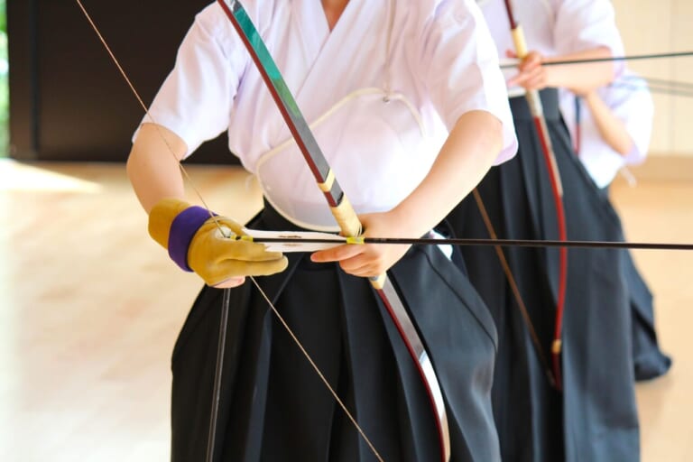 弓道をしている女性