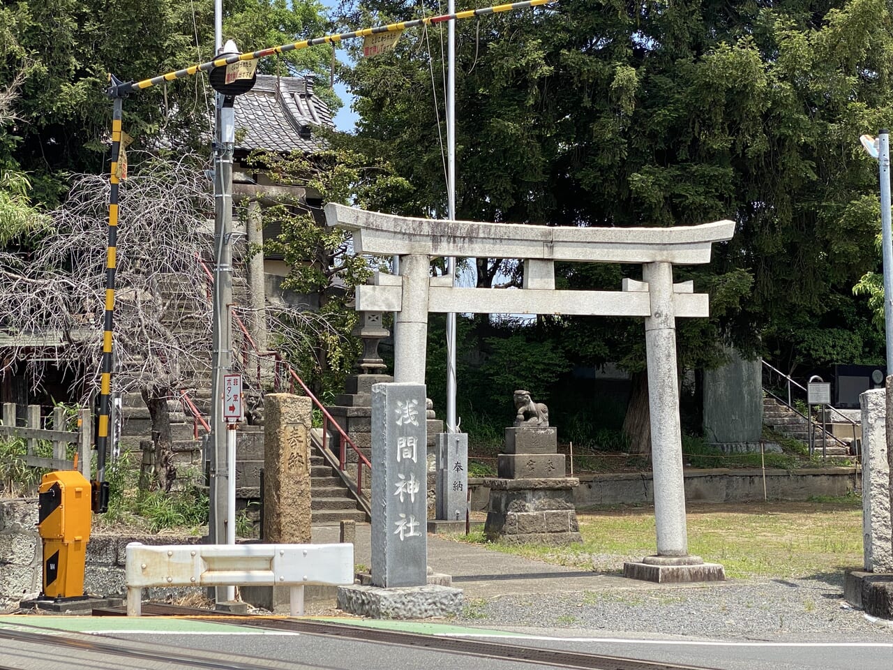 浅間神社は東武線の踏切横にある