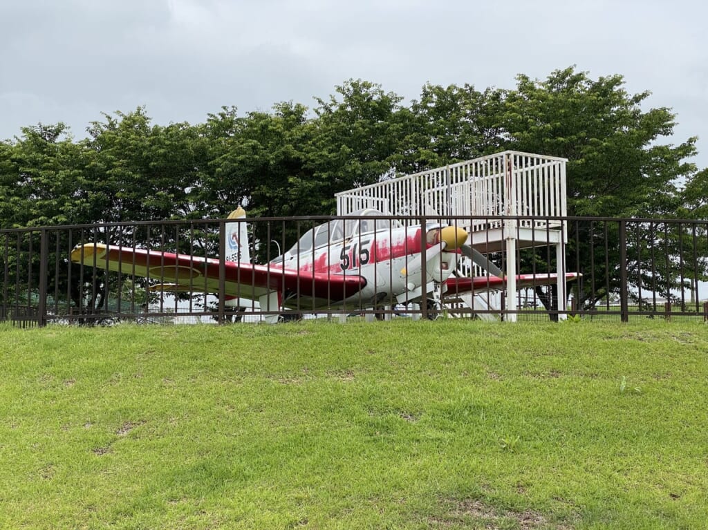 羽生スカイスポーツ公園のシンボルT-3型初等練習機