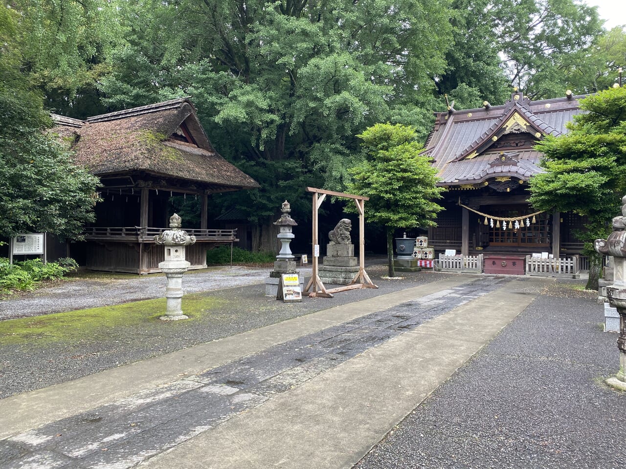 玉敷神社の境内