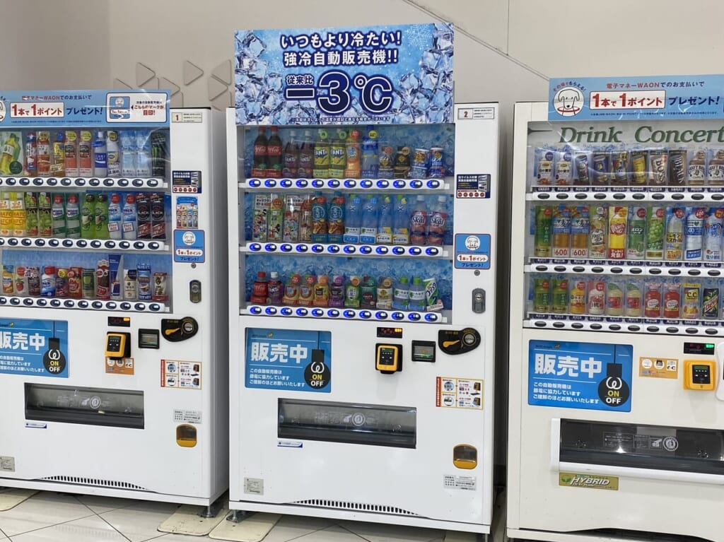 ウエルシア前に設置されている強冷自動販売機