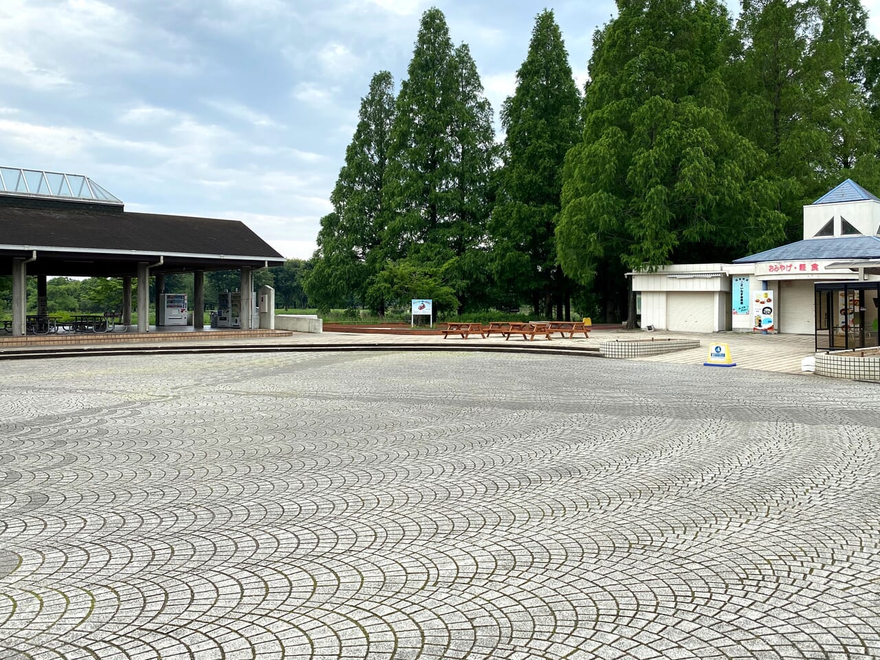 さいたま水族館前広場の休憩舎前