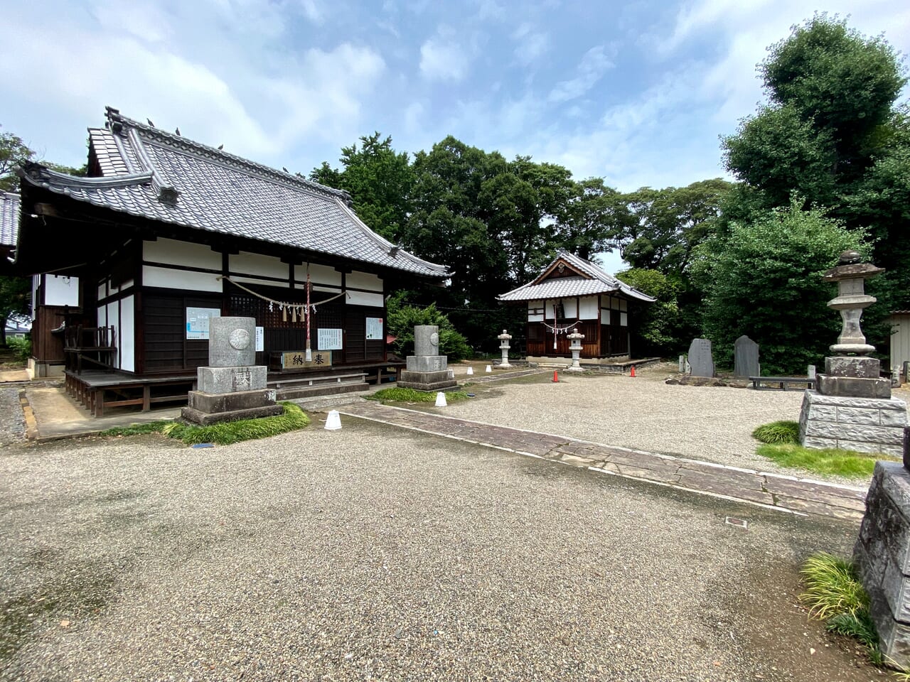 小松神社の境内