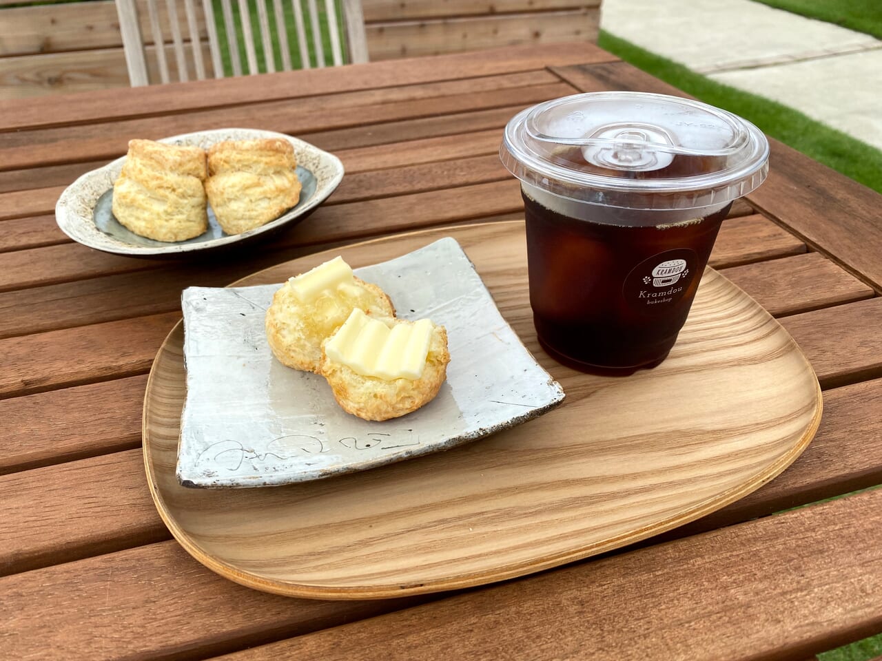 焼きたてのスコーンとアイスコーヒー