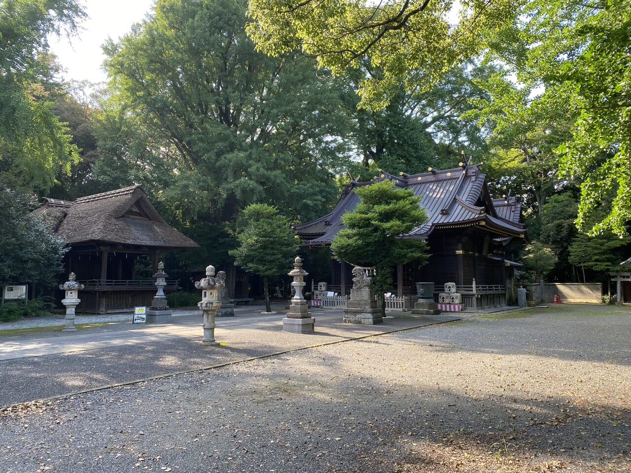 玉敷神社本殿と神楽殿