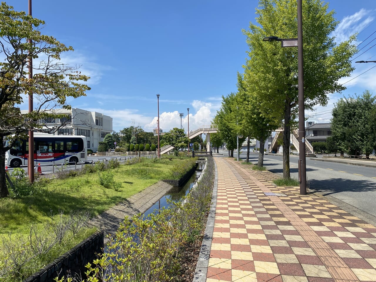 忍城バスターミナル駐車場前の公園通り