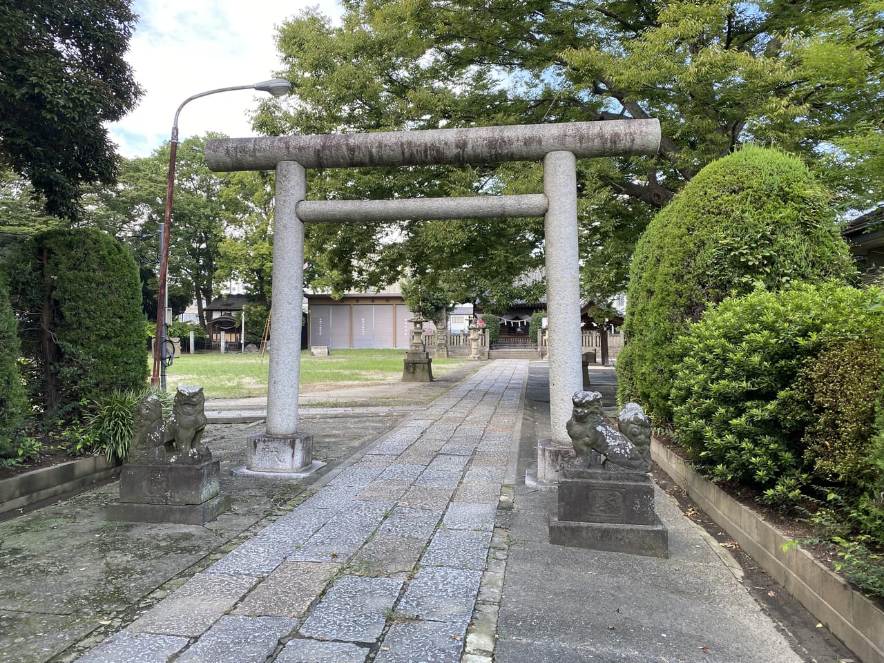 千方神社参道の鳥居と狛犬