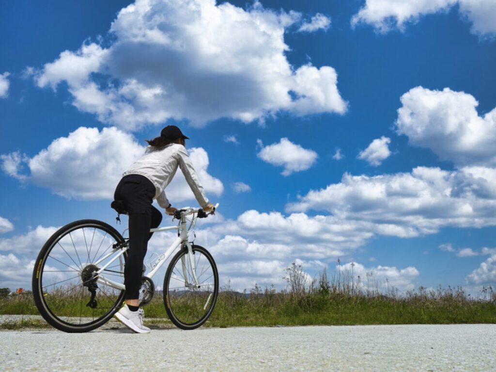 自転車に乗っている女性