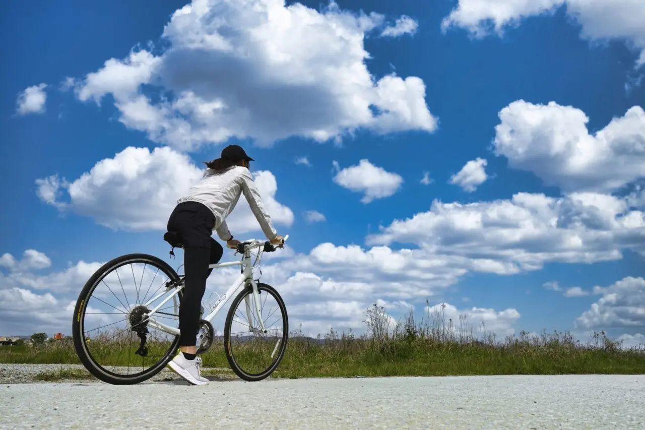 自転車に乗っている女性