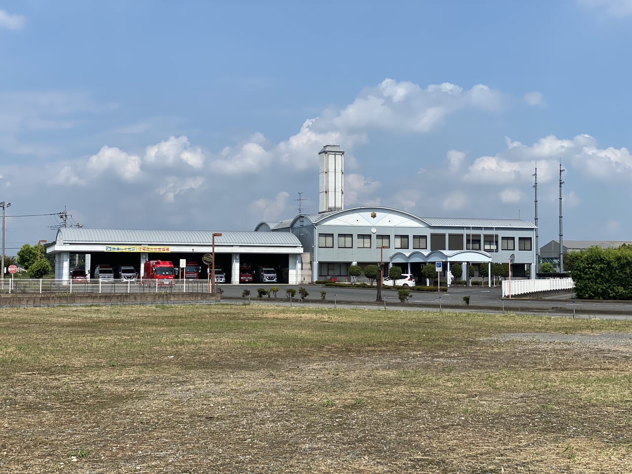 表通りから見た羽生市消防本部の建物