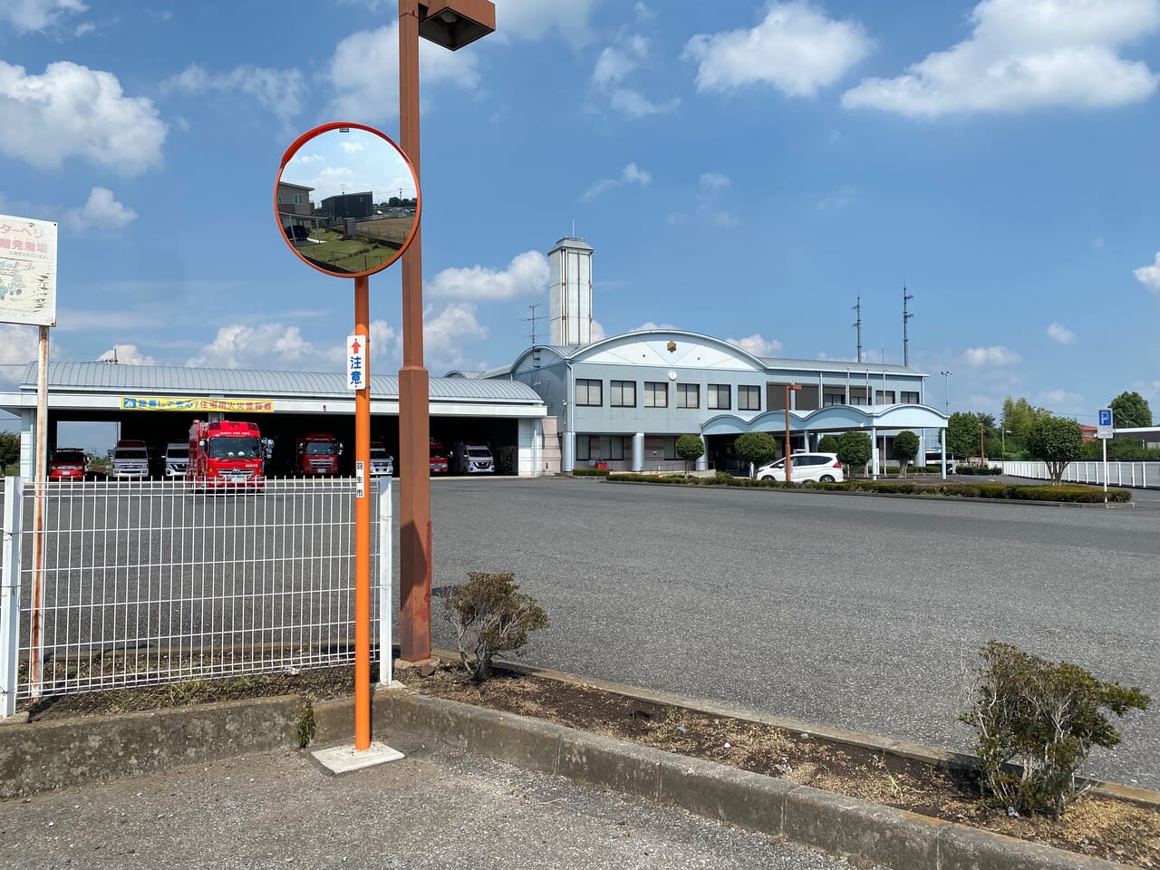 西側公道から見た羽生市消防本部