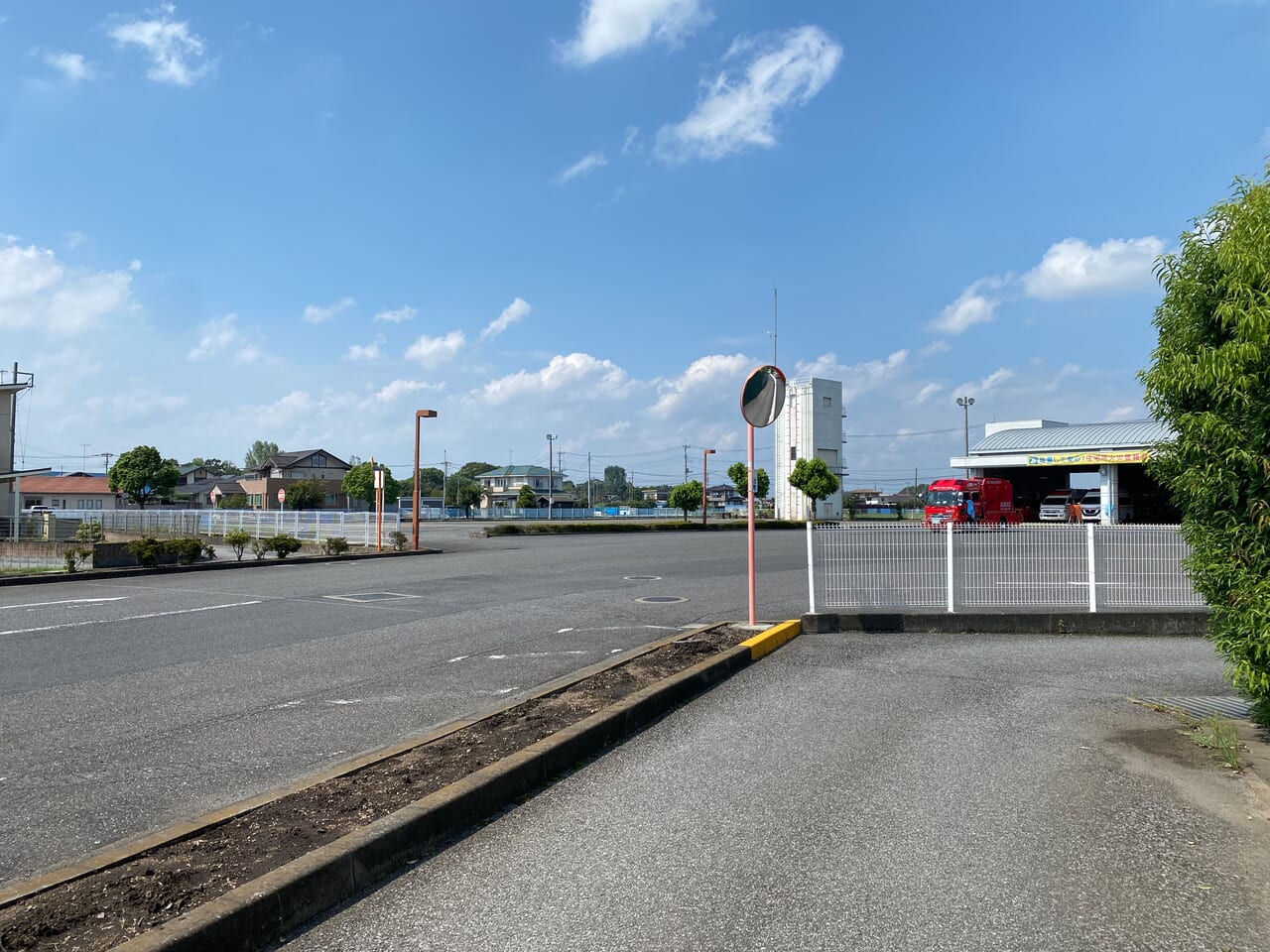 東側公道から見た羽生市消防本部敷地