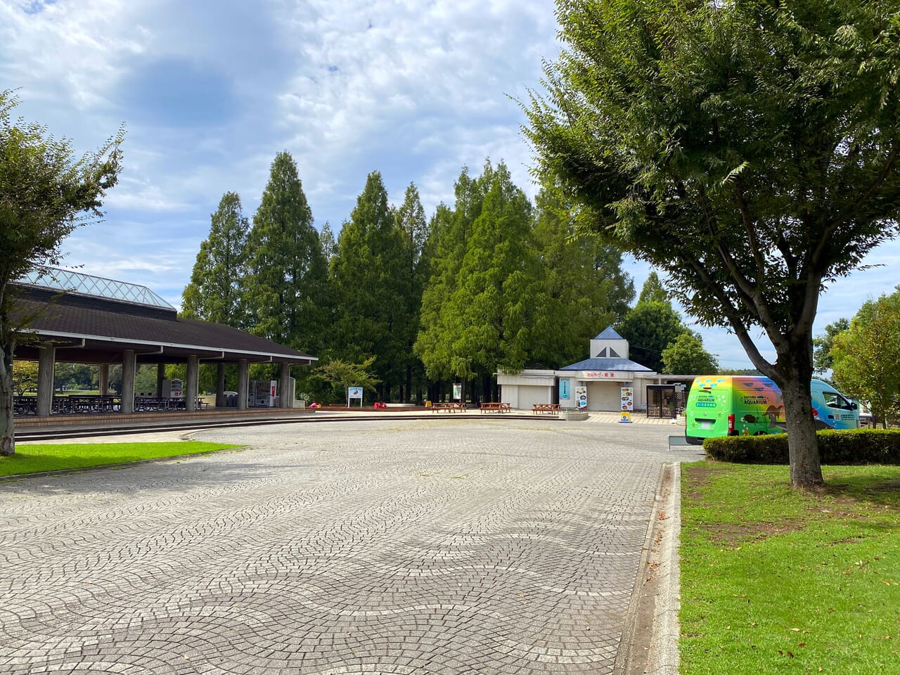 さいたま水族館前の広場