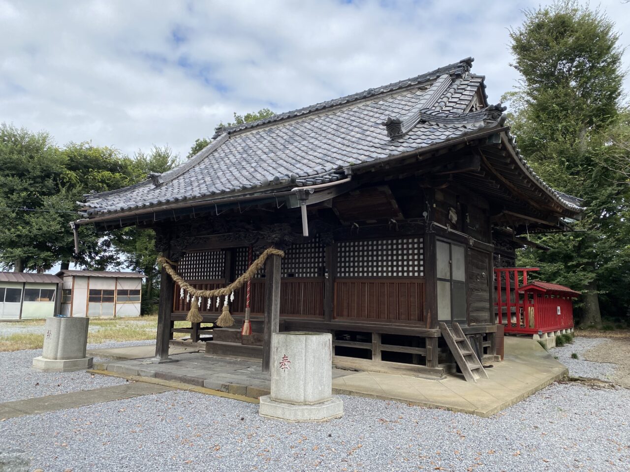 須影八幡神社本殿（右方向から）