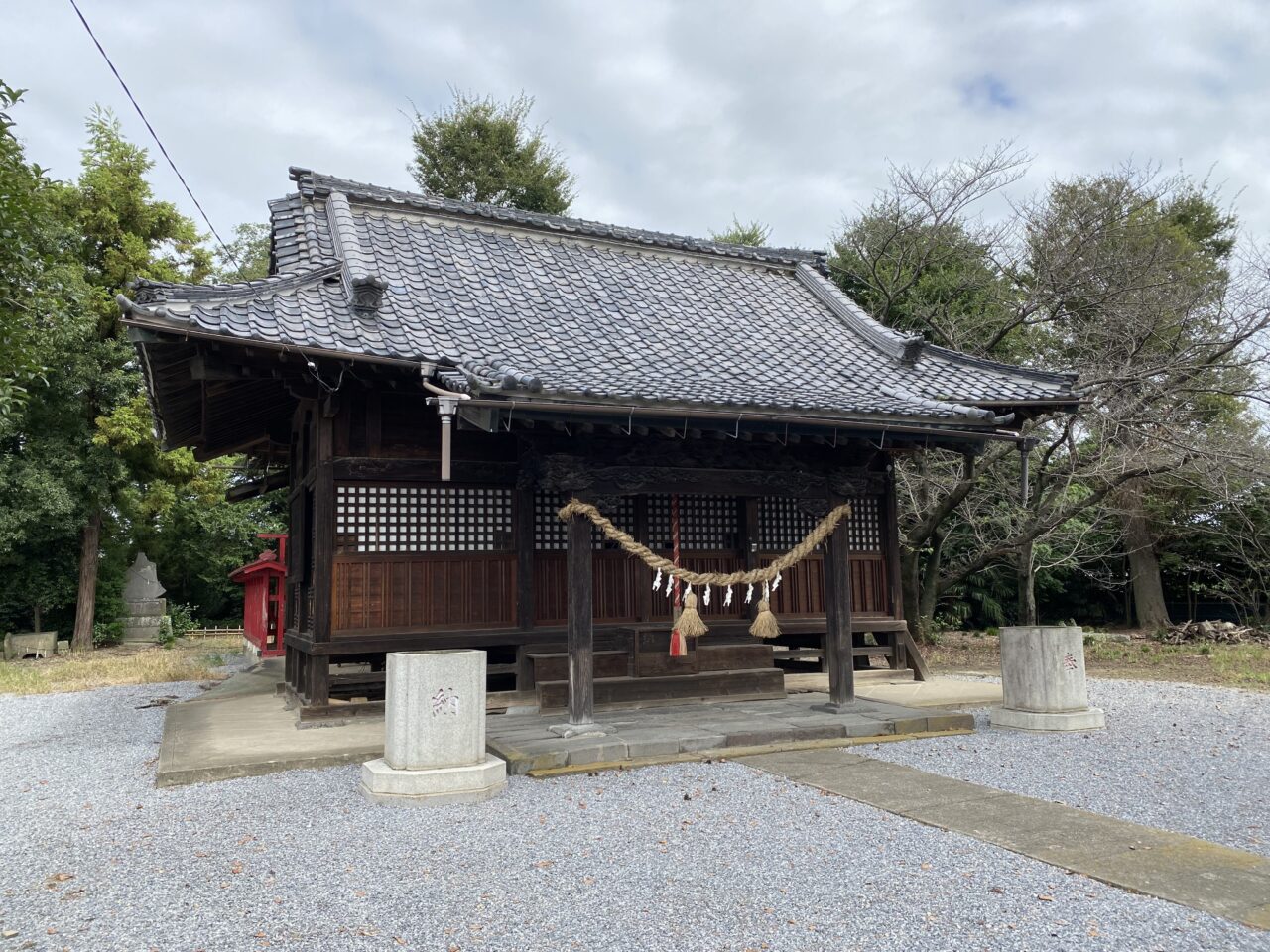 須影八幡神社本殿（左方向から）