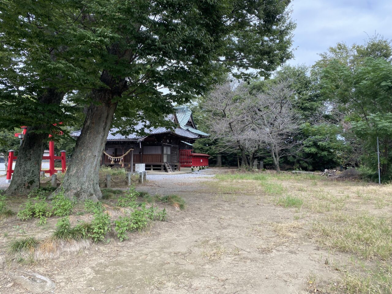 須影八幡神社の境内（本殿の右側）