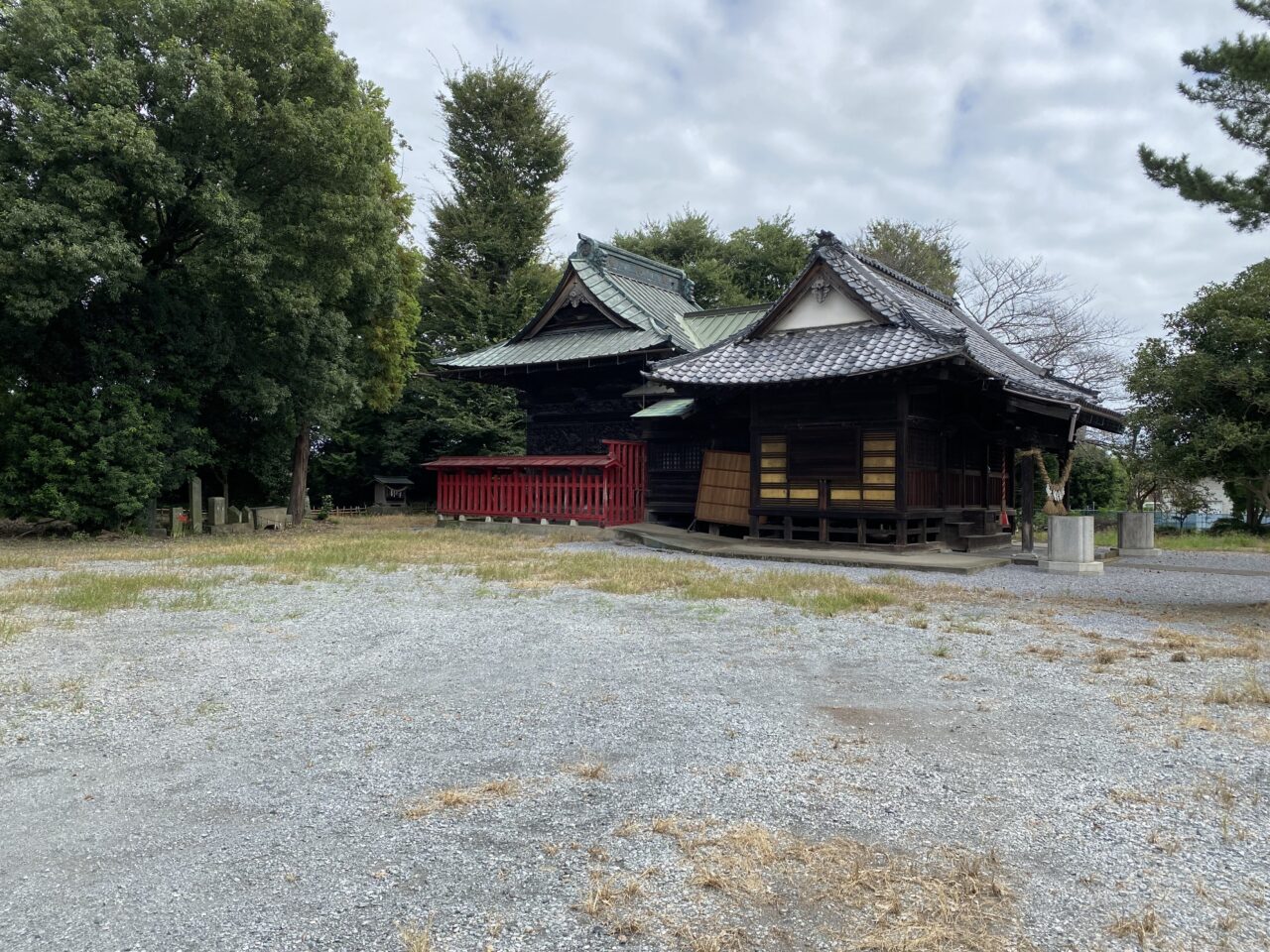 須影八幡神社の境内（本殿の左側）