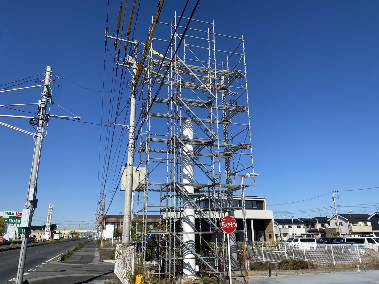 ガリバーの看板設置中