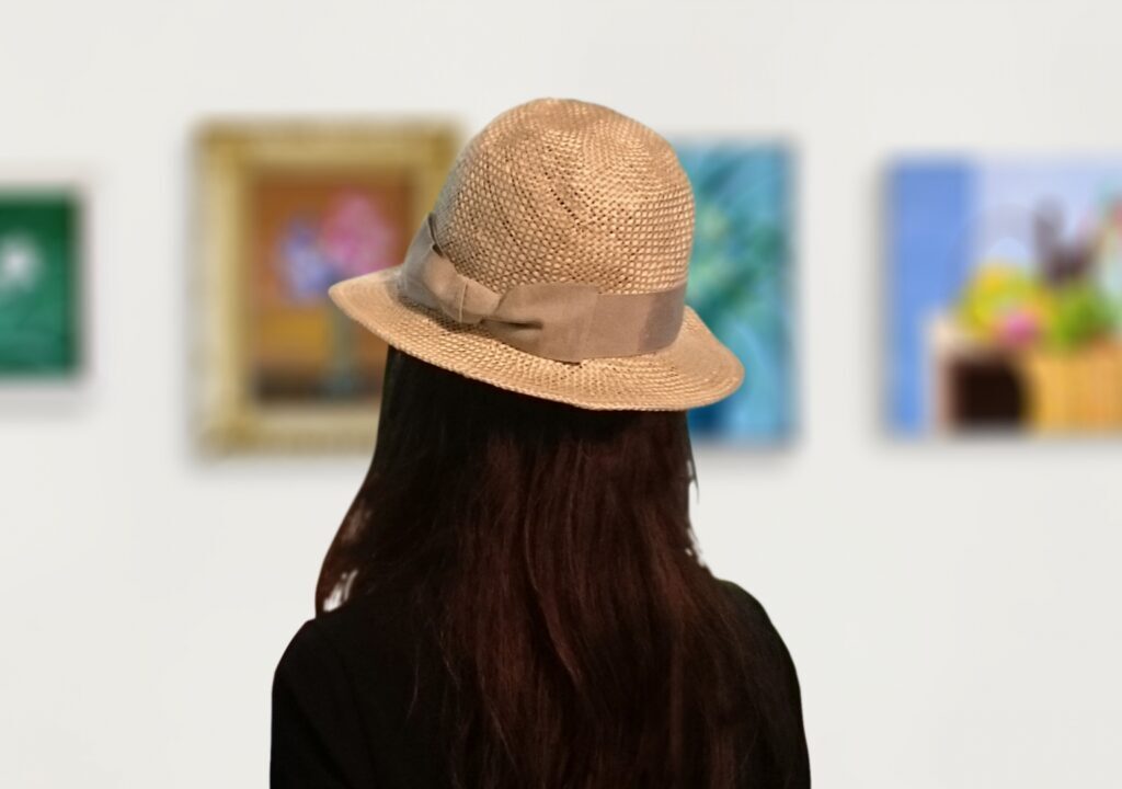 絵画を鑑賞する女性のイメージ