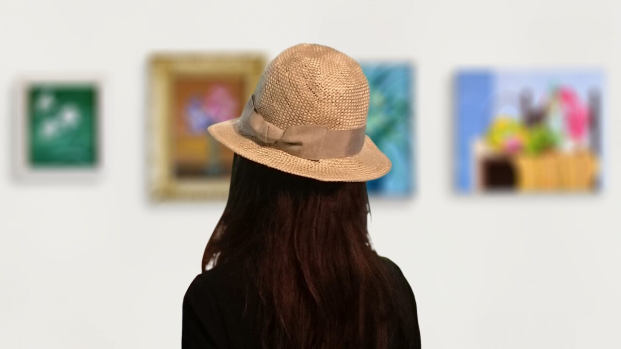 絵画を鑑賞する女性のイメージ