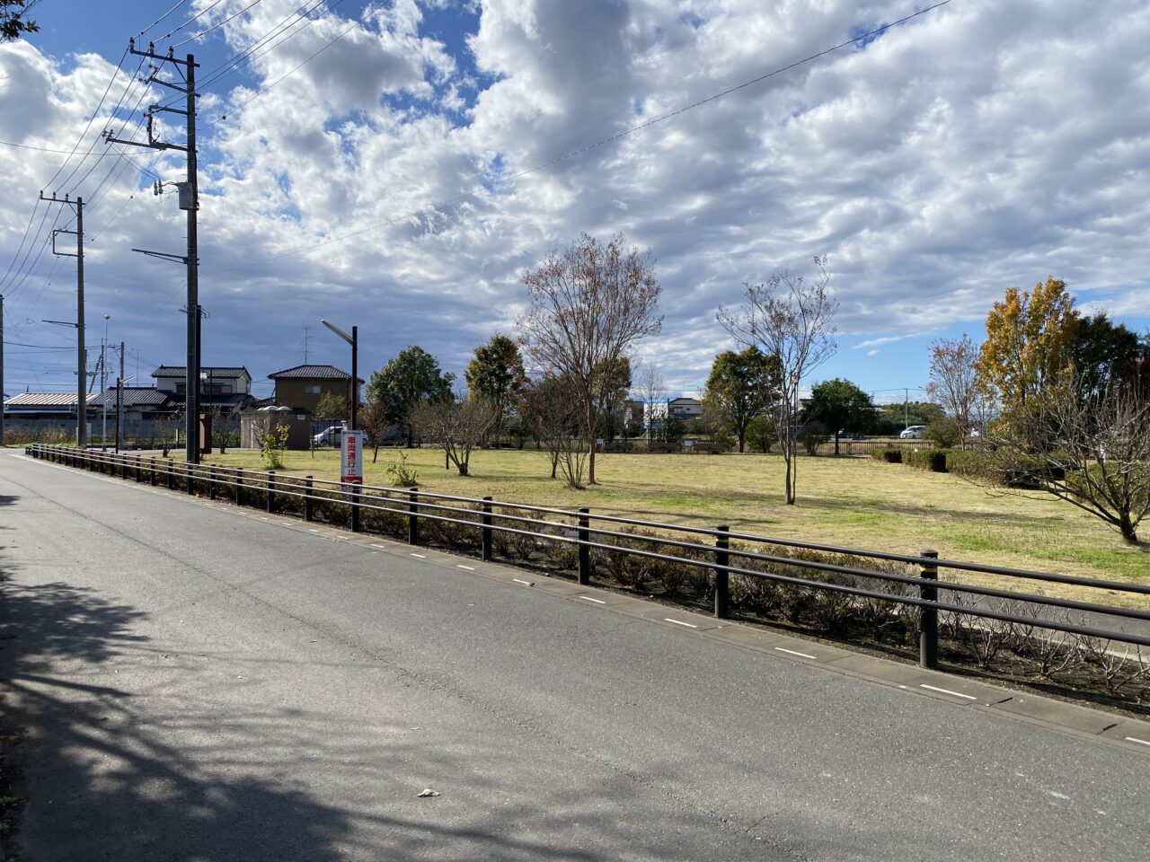 nONIWA駐車場と上川崎公園の間を通る道路