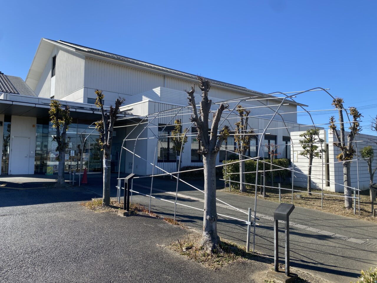 加須市北川辺文化・学習センター「みのり」前のイルミネーションアーチ