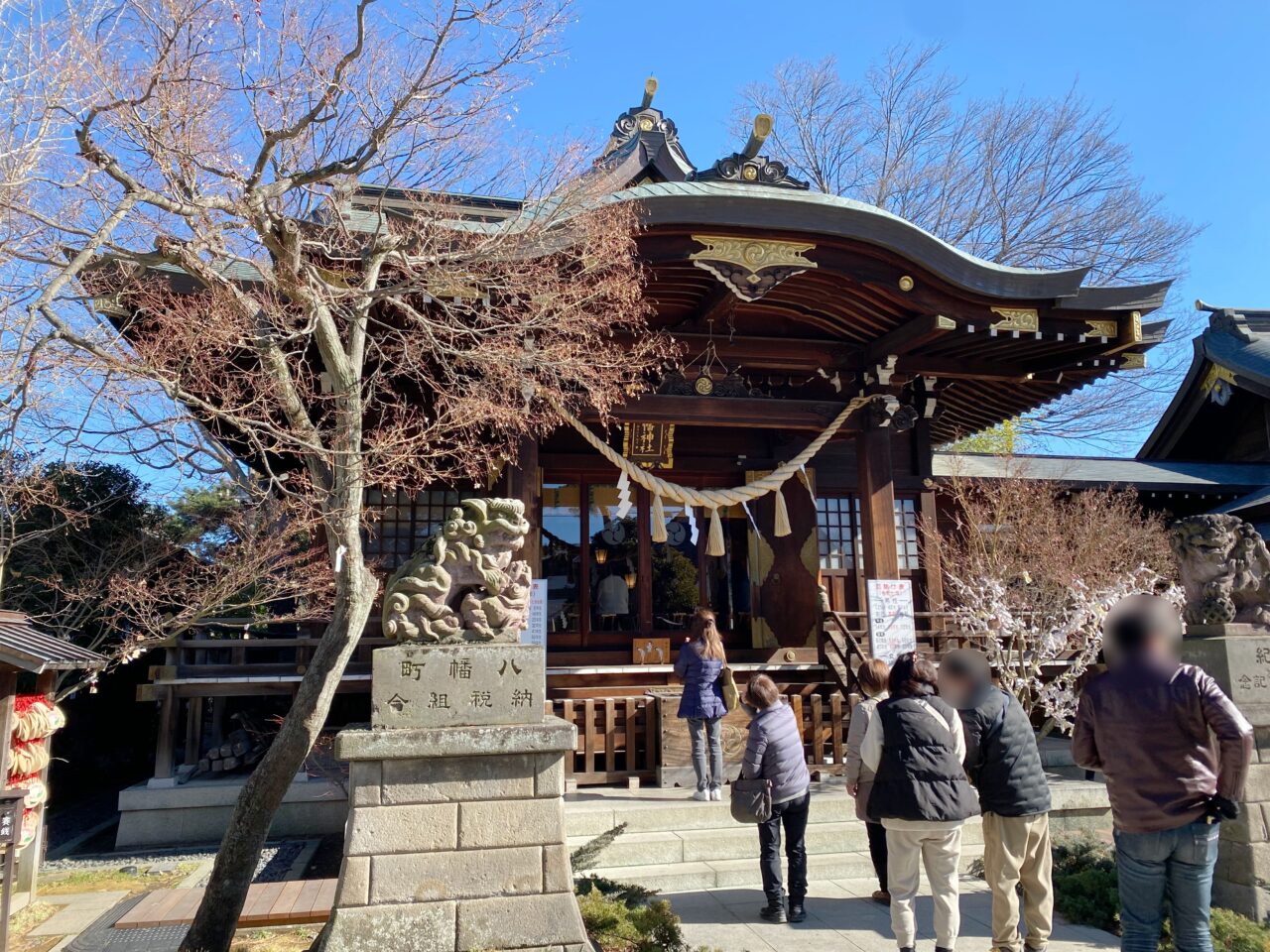 参拝客で賑わう行田八幡神社拝殿