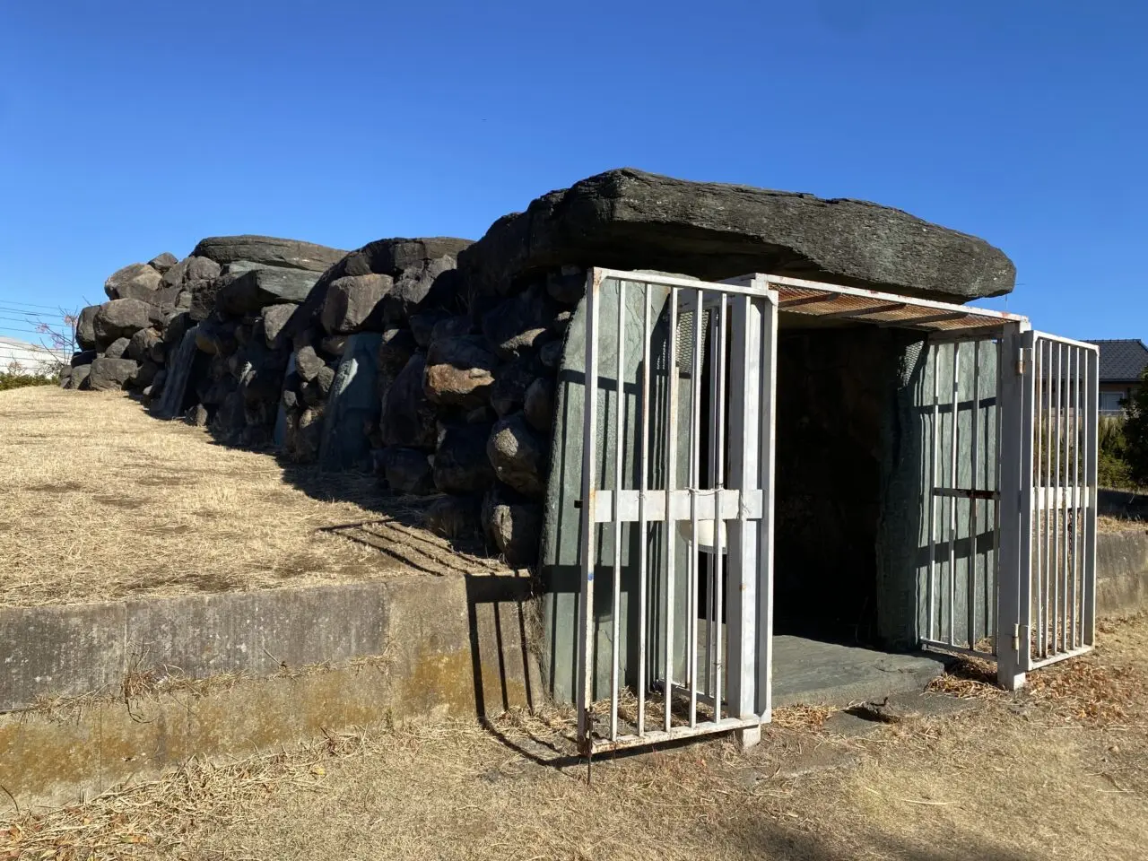 八幡山古墳石室入口の扉