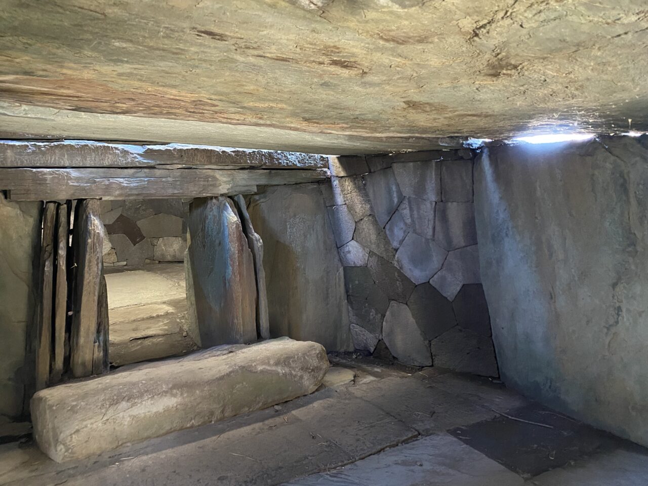 八幡山古墳石室の中間の部屋