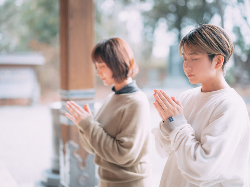 参拝する人たちのイメージ