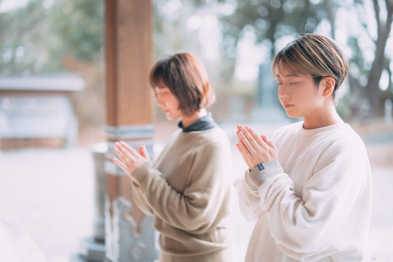 参拝する人たちのイメージ