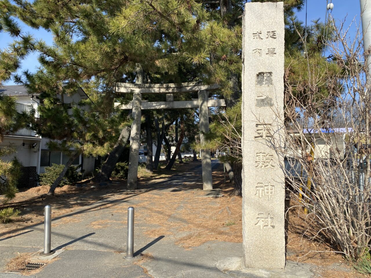 玉敷神社一の鳥居と社号標