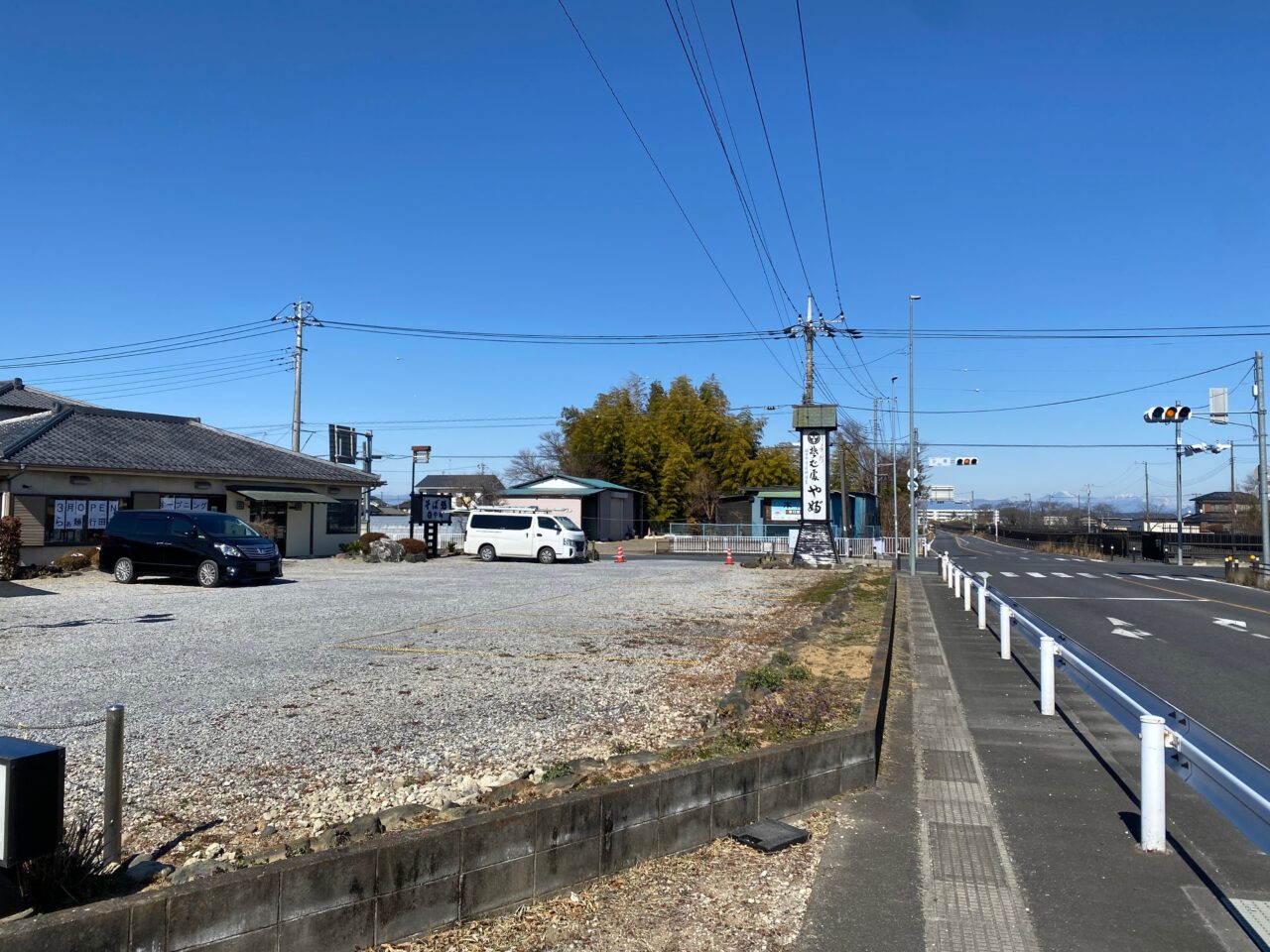 らぁ麺行田屋の駐車場と武蔵水路沿いの道路