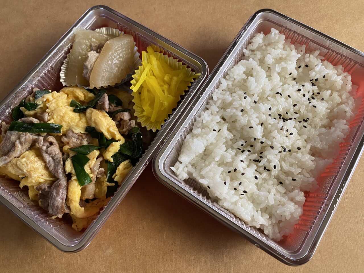 ご飯とおかずが別になっているのが嬉しい肉入りニラ玉弁当