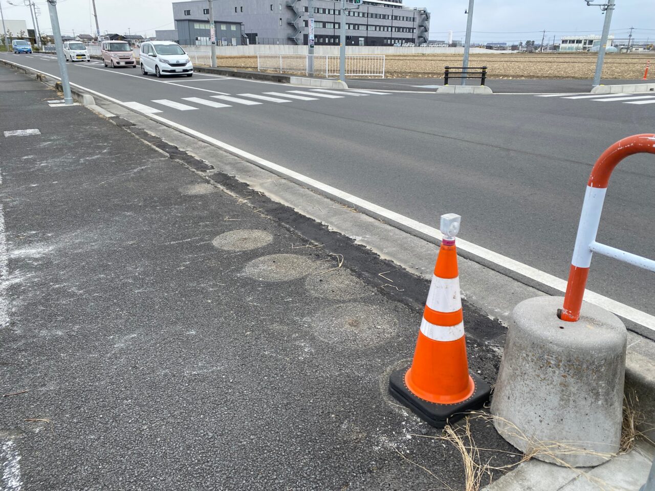 久喜騎西バイパスの突き当りの歩道の縁石は取り除かれた