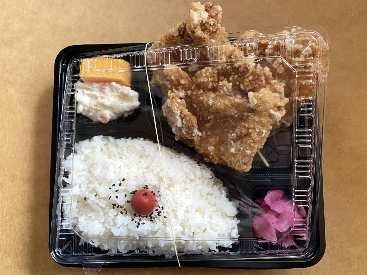 特大サイズの唐揚げが3つ入っているはちまる弁当