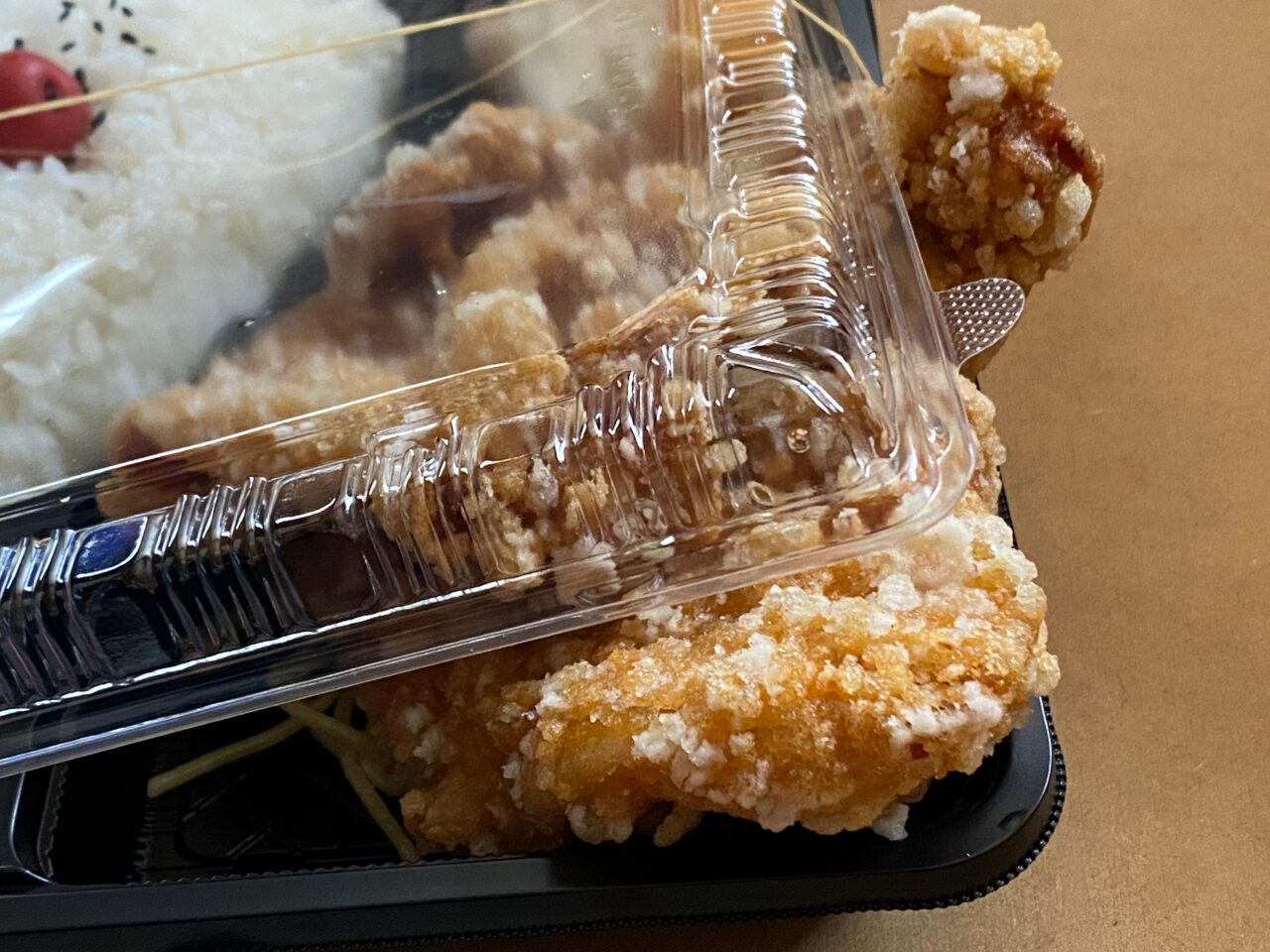 唐揚げが大きすぎて蓋が閉まらないはちまる弁当