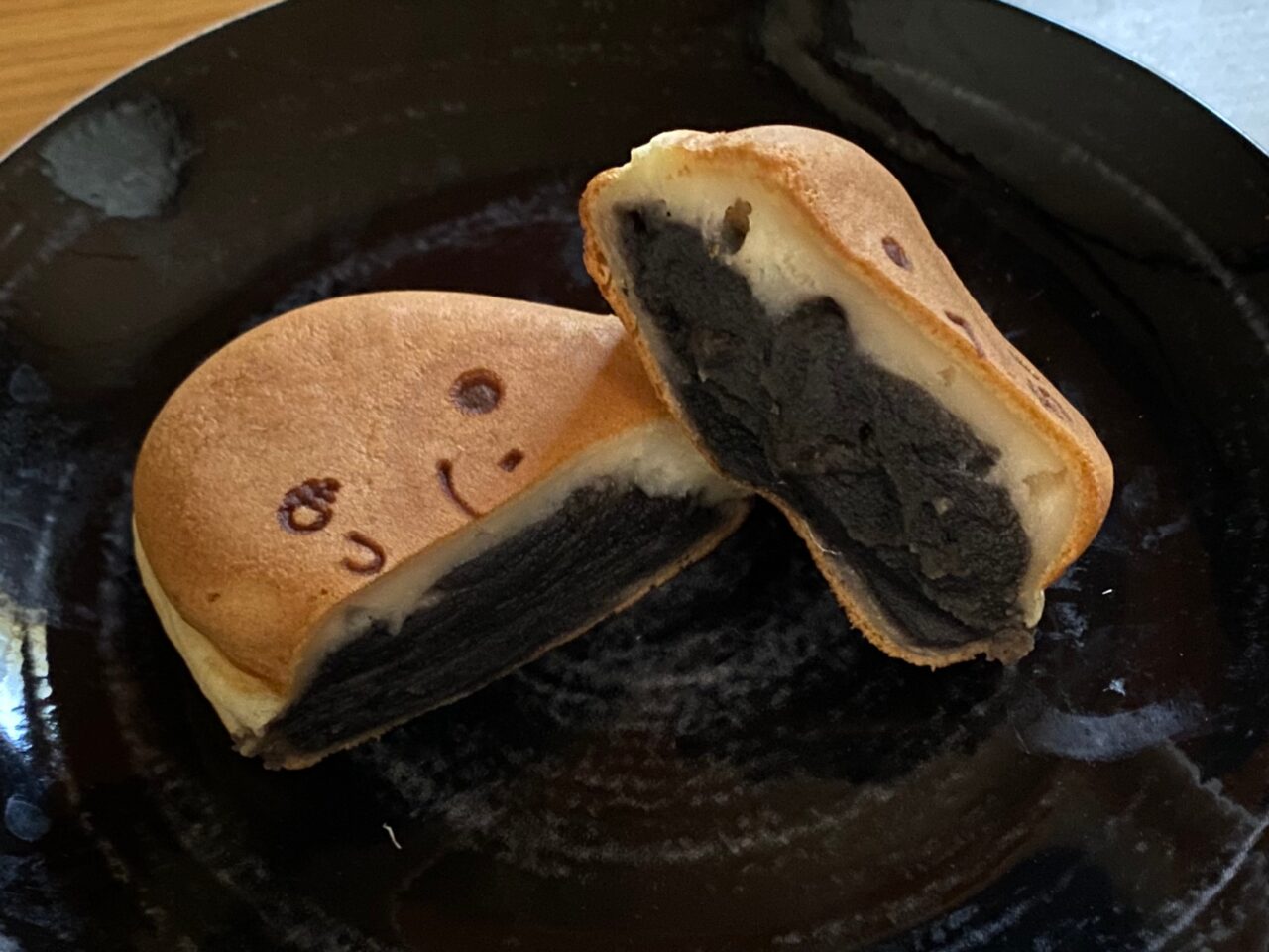 もっちり焼き（焙煎黒ゴマこしあん）