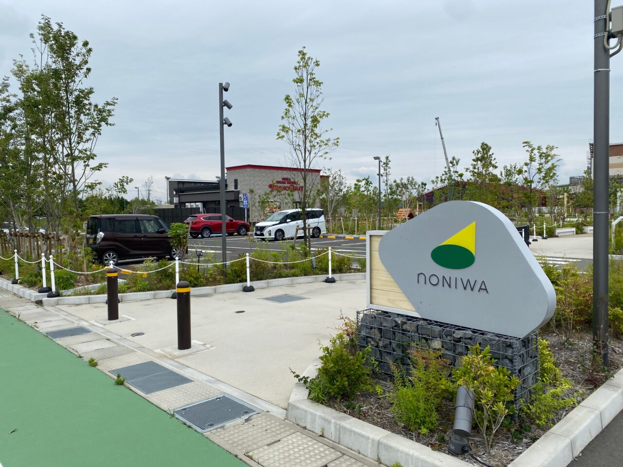noNIWAの看板とブロンコビリー羽生noNIWA店