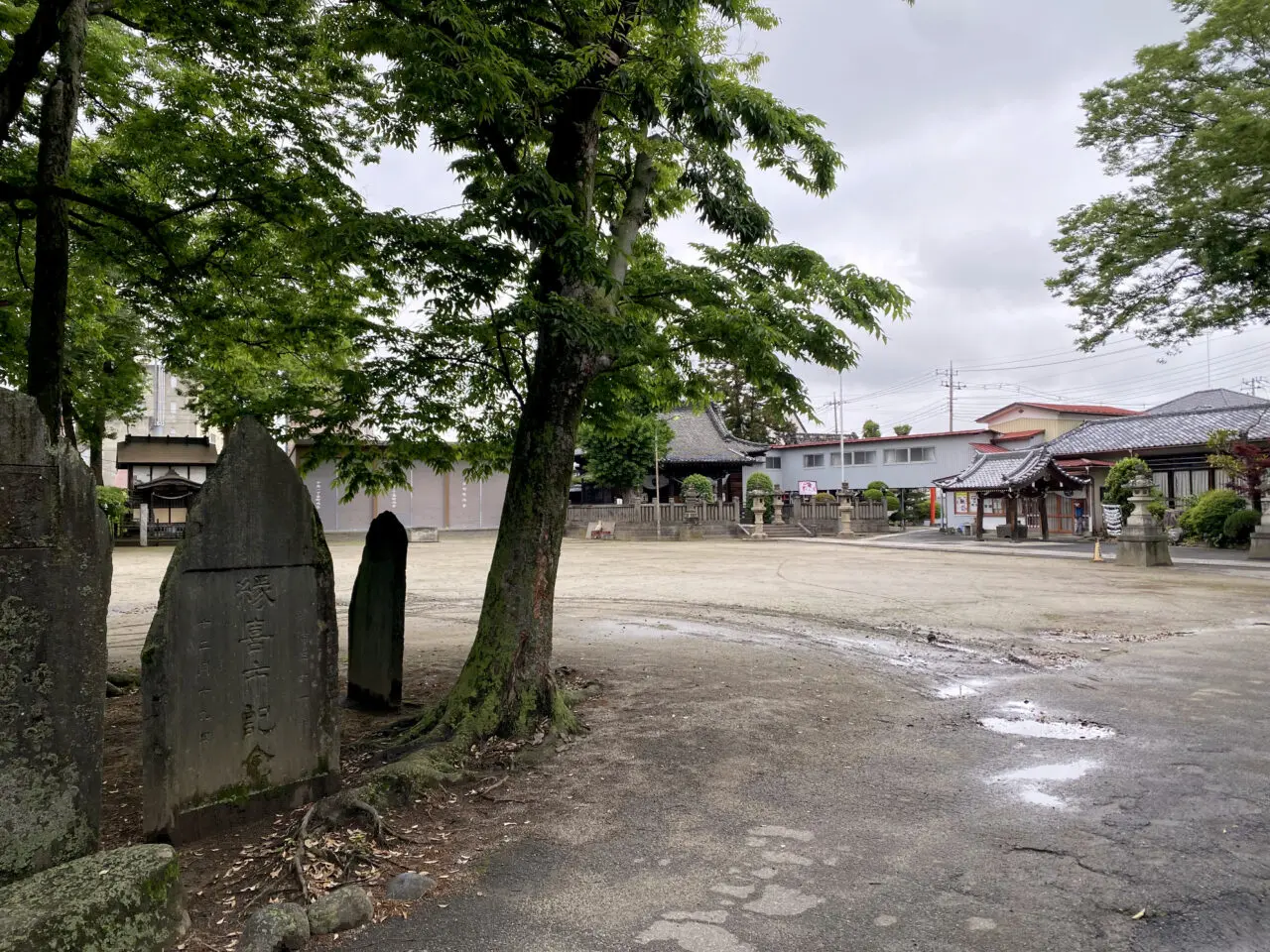 千方神社の境内