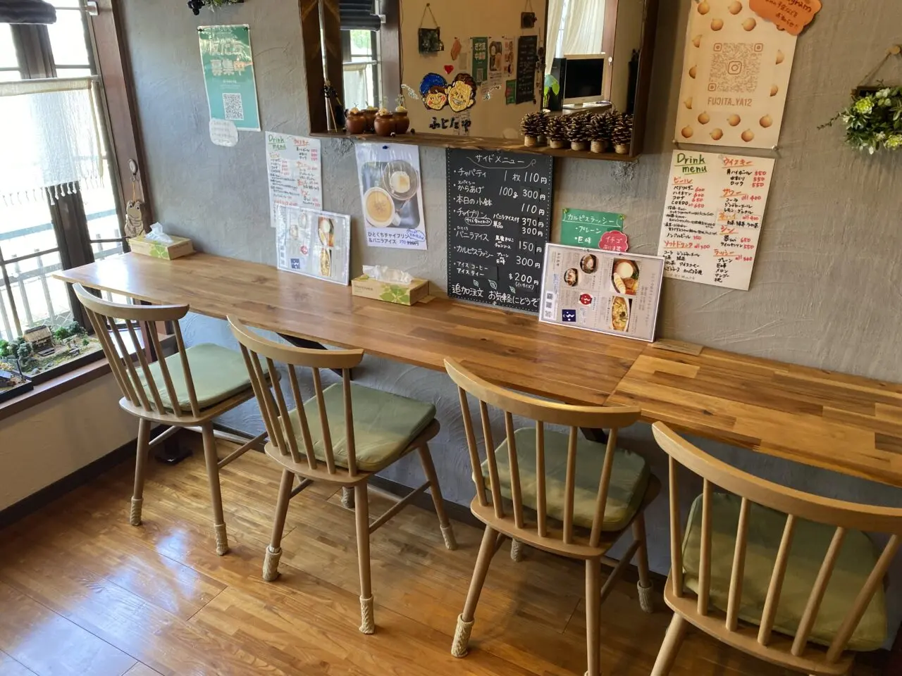ふじたや店内（カウンター席）