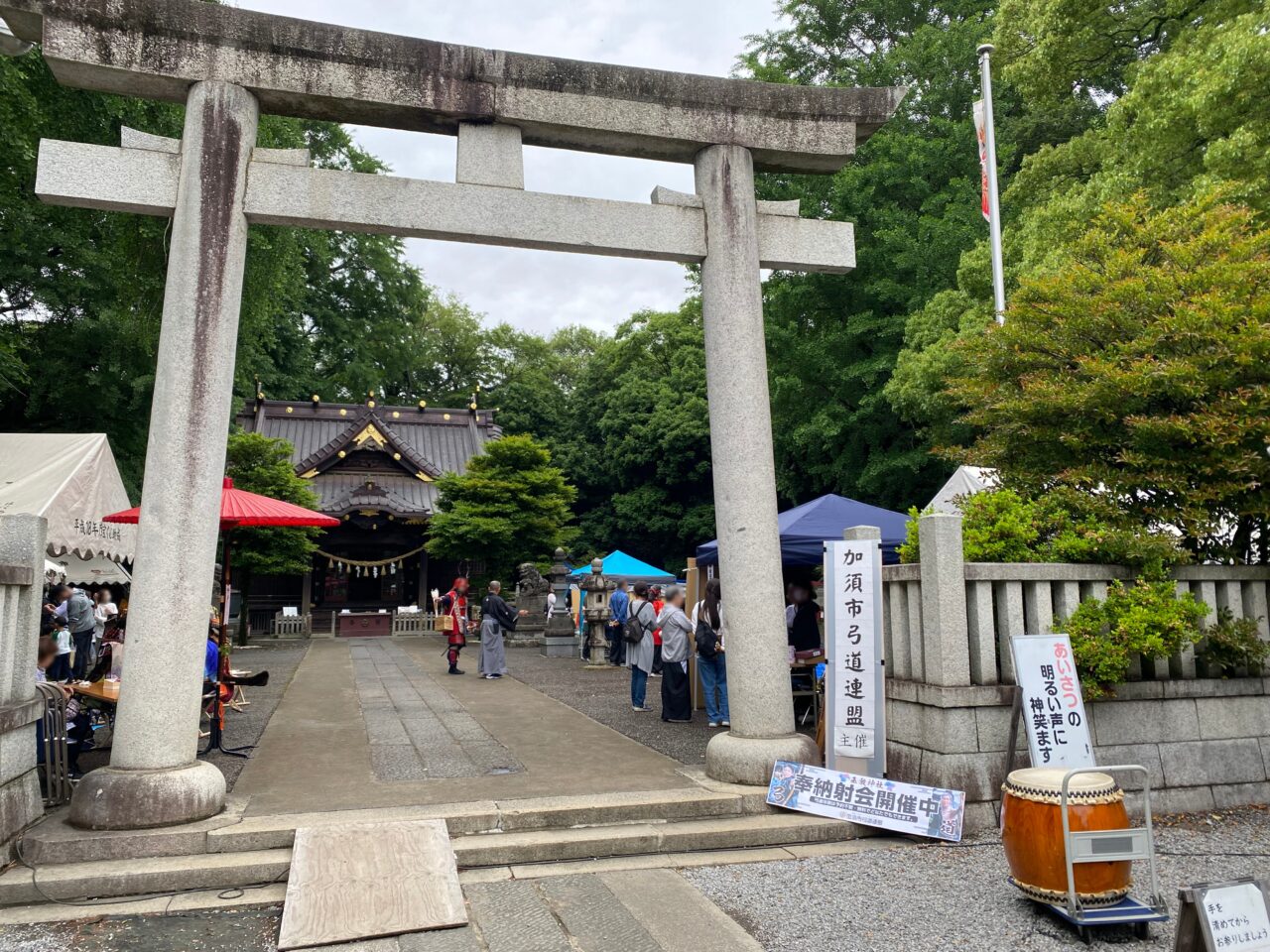 奉納社会が行われている玉敷神社境内の様子
