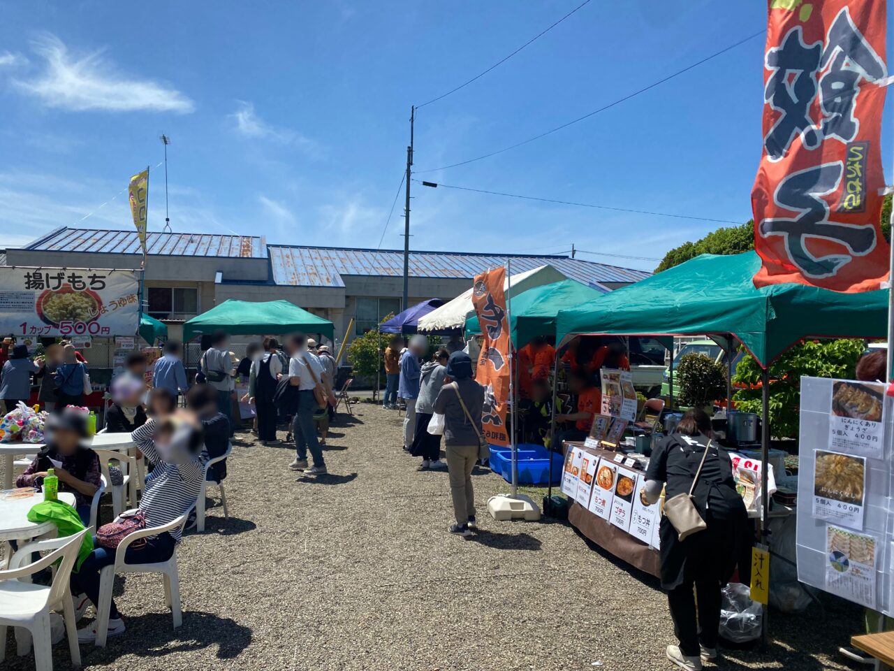 村君あおぞら市場の会場に並ぶ模擬店