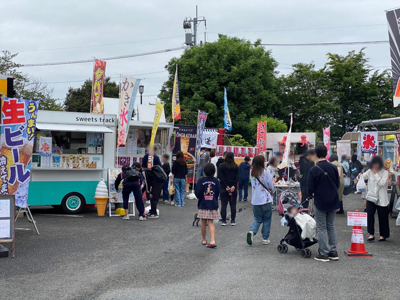 来場者で賑わうキッチンカー