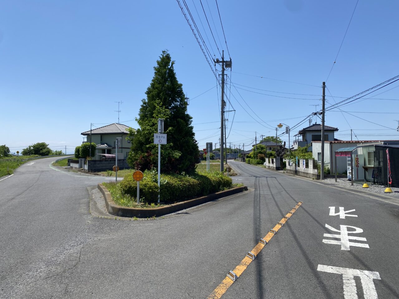 東北自動車道の陸橋の麓にあるみろく屋