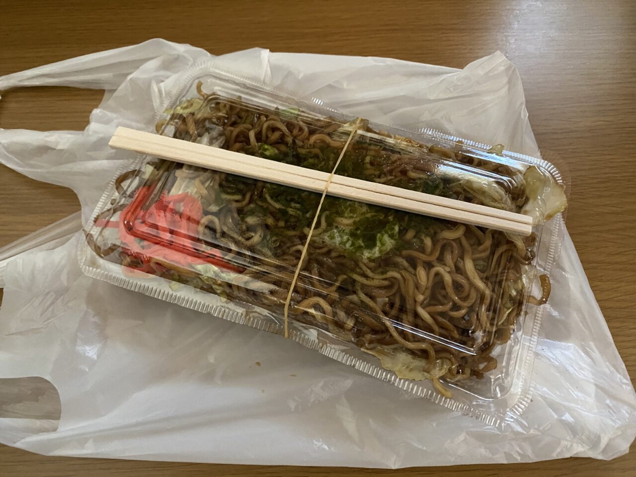 パックにたっぷり入っているみろく屋の焼きそば