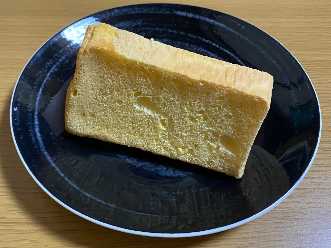 お皿に乗せたシフォンケーキ