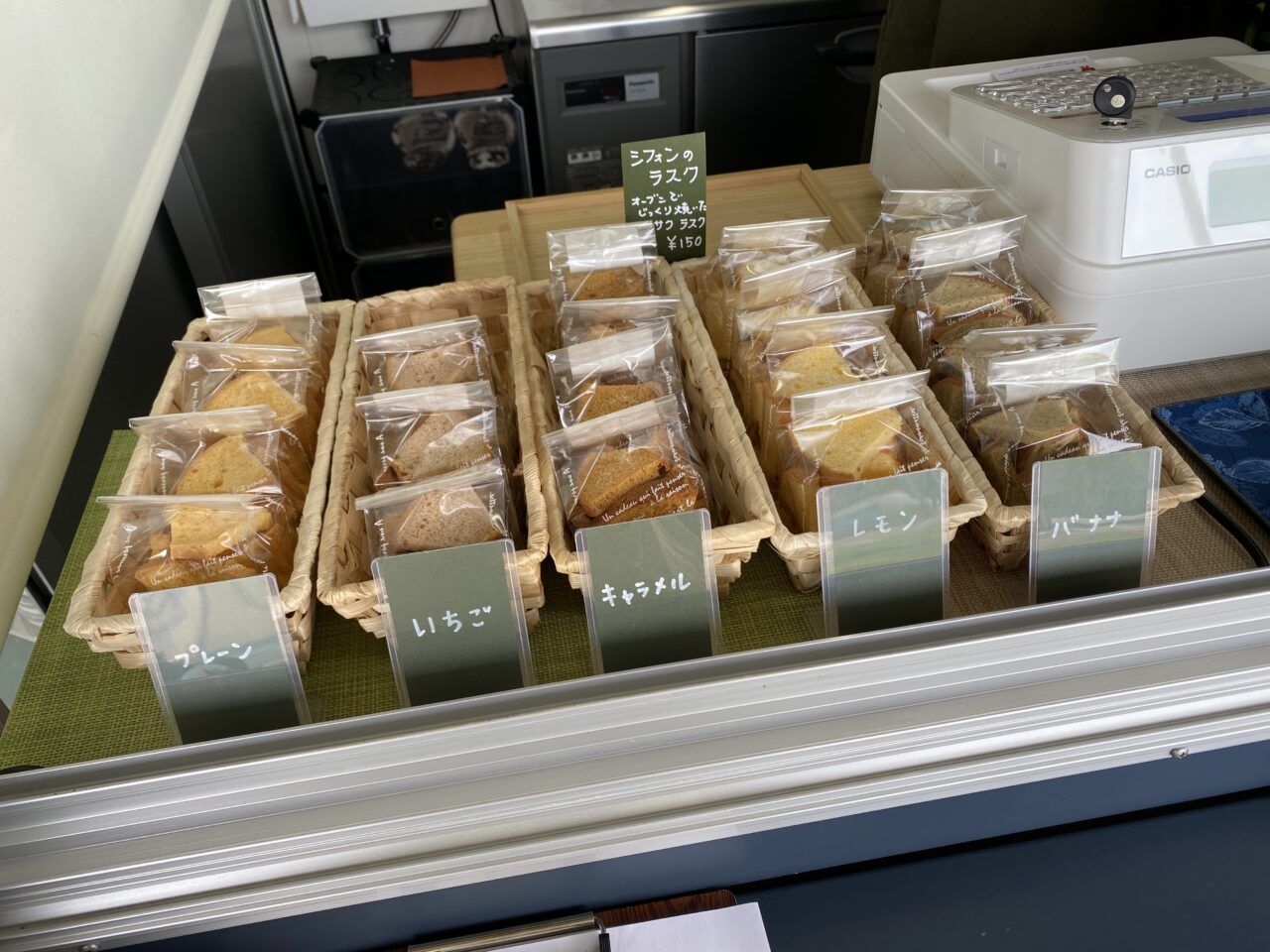 店頭に並ぶラスク